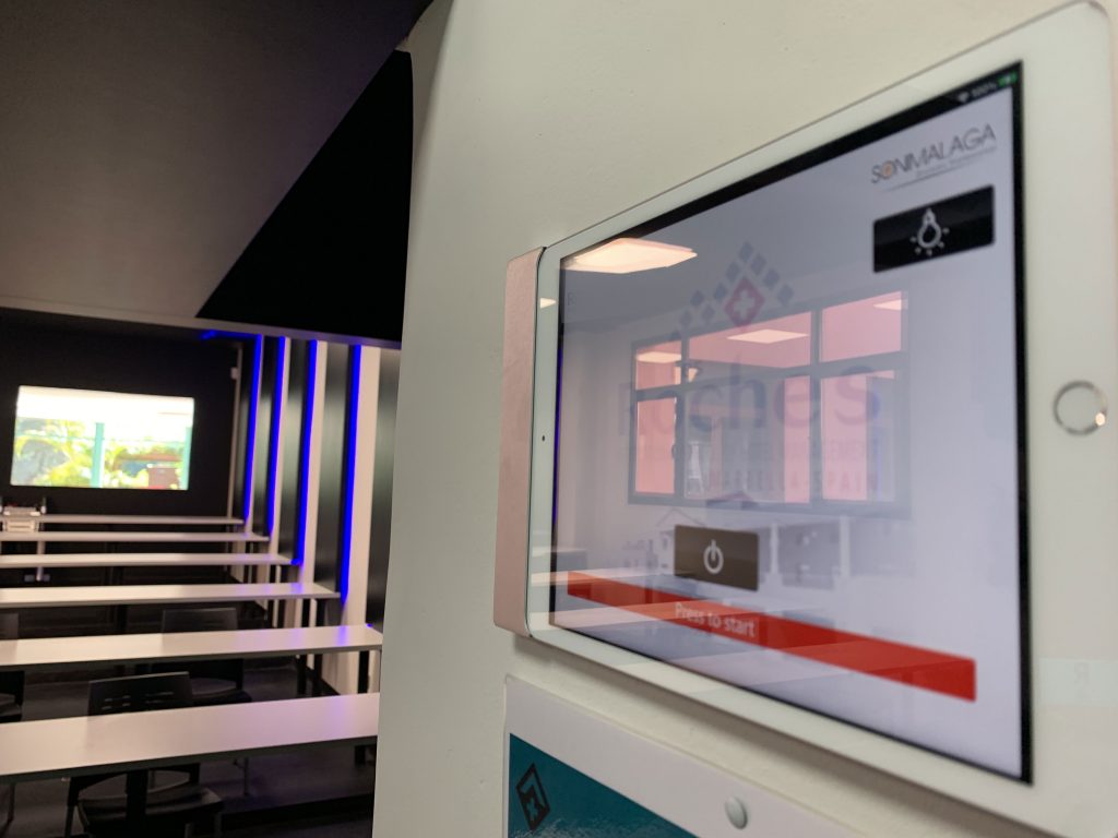 Pantalla interactiva de control audiovisual en una sala de formación híbrida profesional