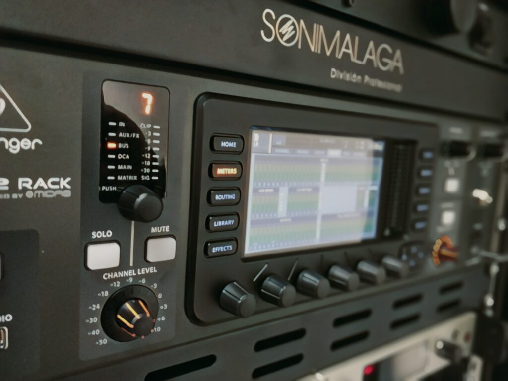 Rack de procesamiento de audio profesional de SONIMALAGA para sistemas de sonorización